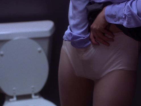 Секретарша мастурбирует в туалете