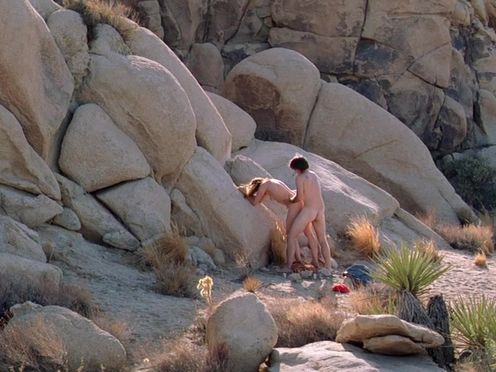 Мужчина и женщина ходят голыми в пустыне и занимаются сексом