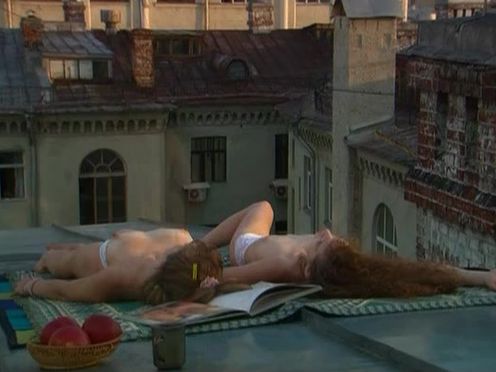 Русские голые девки загорают на крыше дома